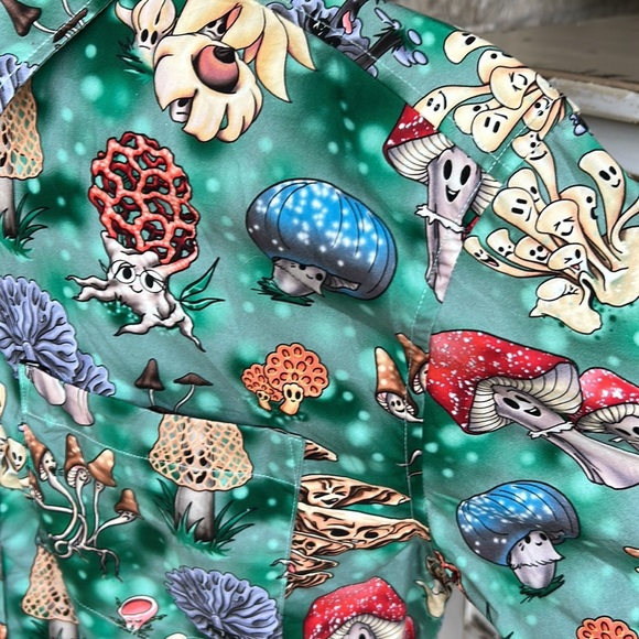 Crescent Creepers Mushroom short sleeve w front pocket green button up Size M - Picture 10 of 16